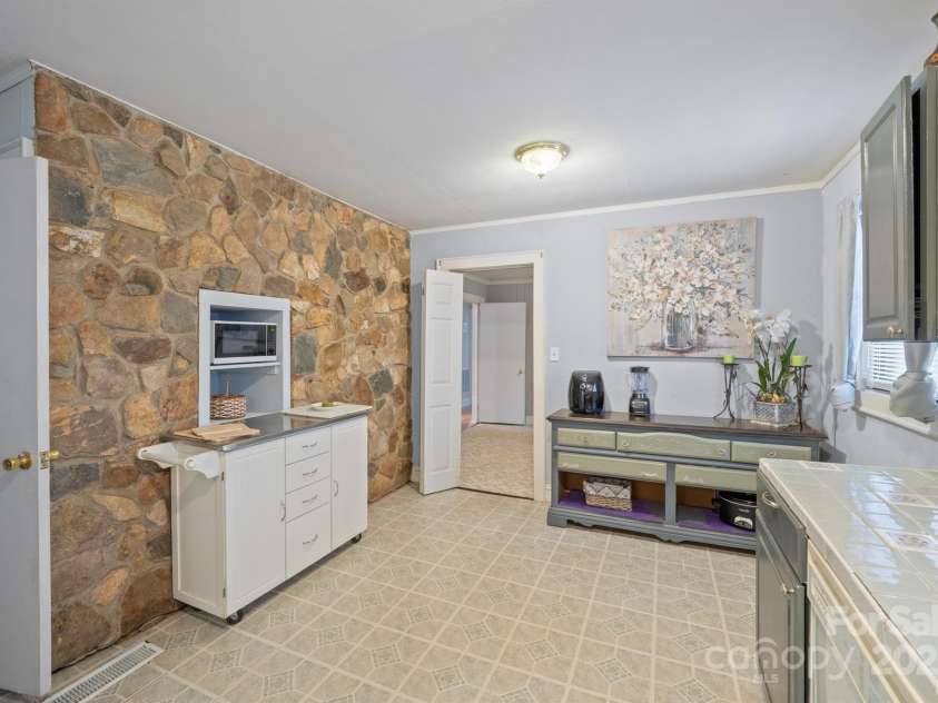 401 Clover Lane, Newton, NC 28658.  MLS# CAR4251572, YatesRealty ID 8561. 