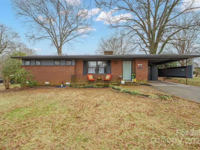 401 Clover Lane, Newton, NC 28658.  MLS# CAR4251572, YatesRealty ID 8561. 