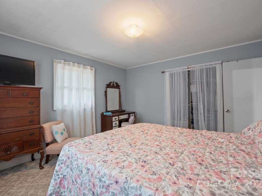 401 Clover Lane, Newton, NC 28658.  MLS# CAR4251572, YatesRealty ID 8561. 