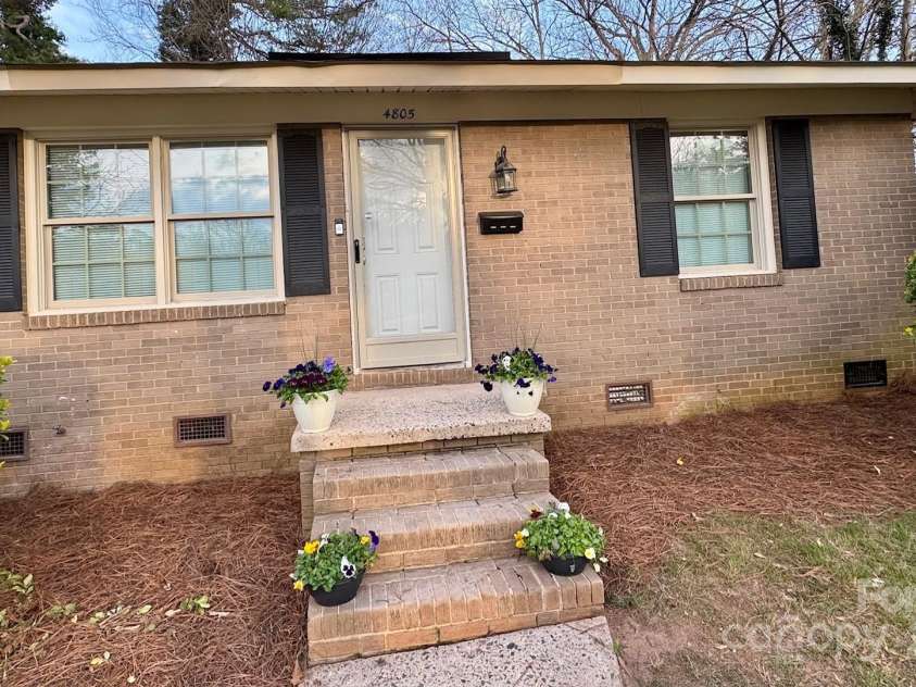 4805 Horizon Circle, Charlotte, NC 28215.  MLS# CAR4237712, YatesRealty ID 8563. 