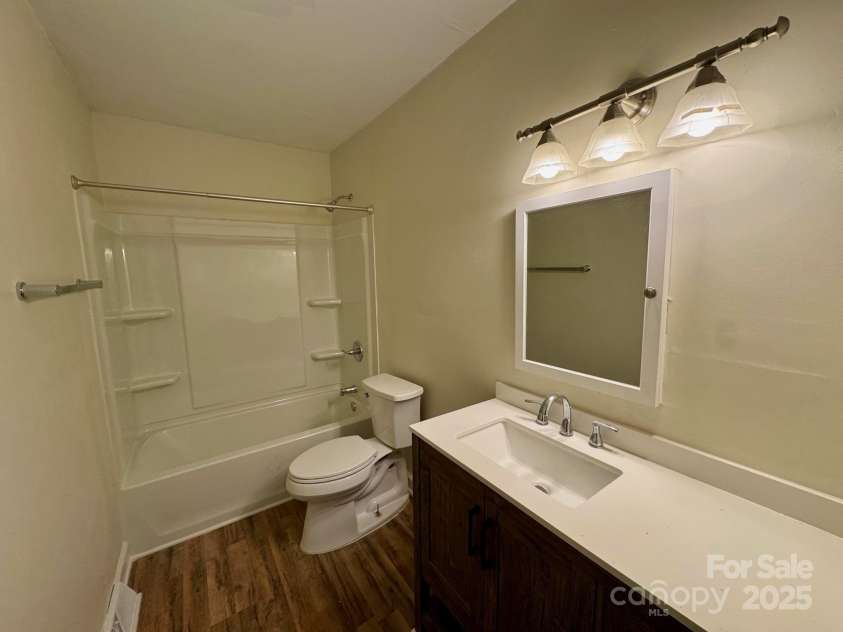 4805 Horizon Circle, Charlotte, NC 28215.  MLS# CAR4237712, YatesRealty ID 8563. 