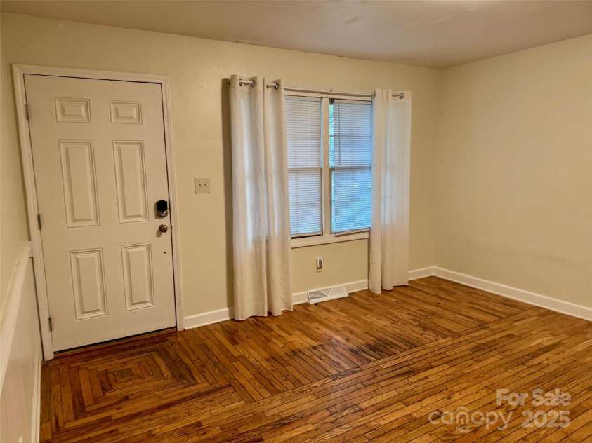 4805 Horizon Circle, Charlotte, NC 28215.  MLS# CAR4237712, YatesRealty ID 8563. 