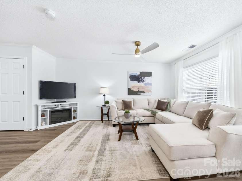 9977 Reindeer Way Lane, Charlotte, NC 28216.  MLS# CAR4351235, YatesRealty ID 8564. Great Room 