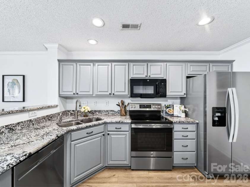 9977 Reindeer Way Lane, Charlotte, NC 28216.  MLS# CAR4351235, YatesRealty ID 8564. Kitchen 