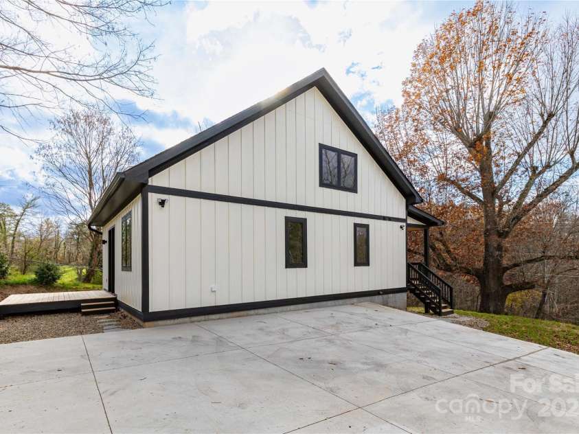 213 New Stock Road, Asheville, NC 28804.  MLS# CAR4202759, YatesRealty ID 8570. Driveway