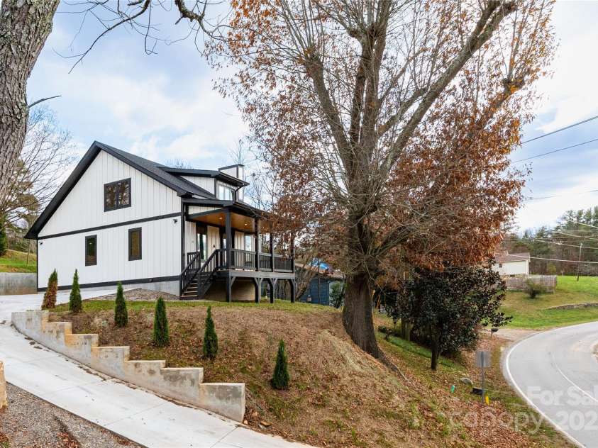 213 New Stock Road, Asheville, NC 28804.  MLS# CAR4202759, YatesRealty ID 8570. Driveway/Yard