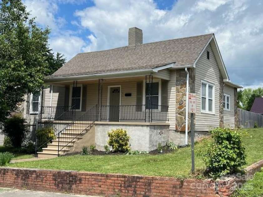 61 Third Street, Marion, NC 28752.  MLS# CAR4251216, YatesRealty ID 8573. 