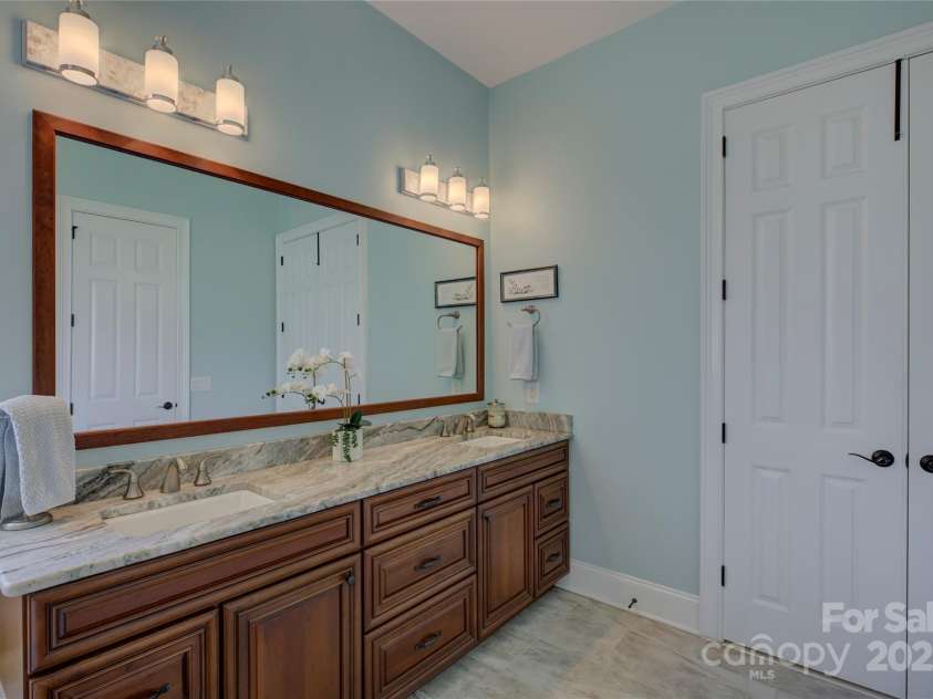 14830 Creeks Edge Drive, Charlotte, NC 28278.  MLS# CAR4226711, YatesRealty ID 8575. 