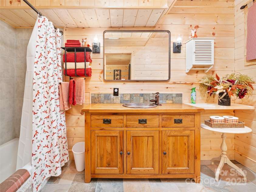 34 McCurry Road, Burnsville, NC 28714.  MLS# CAR4329925, YatesRealty ID 8579. 