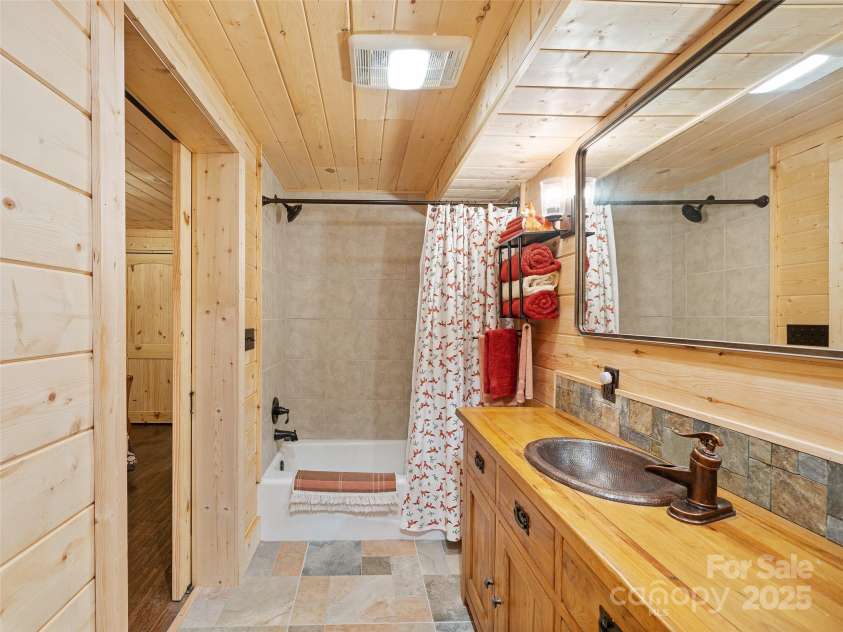 34 McCurry Road, Burnsville, NC 28714.  MLS# CAR4329925, YatesRealty ID 8579. 