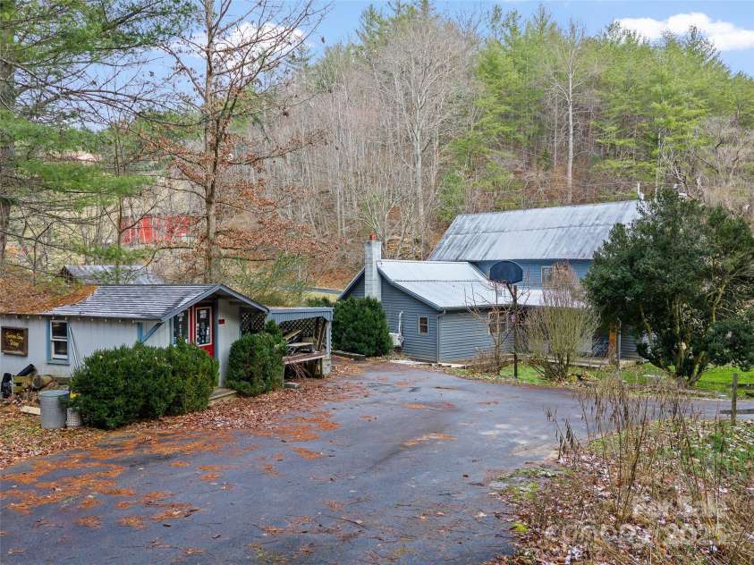 34 McCurry Road, Burnsville, NC 28714.  MLS# CAR4329925, YatesRealty ID 8579. 