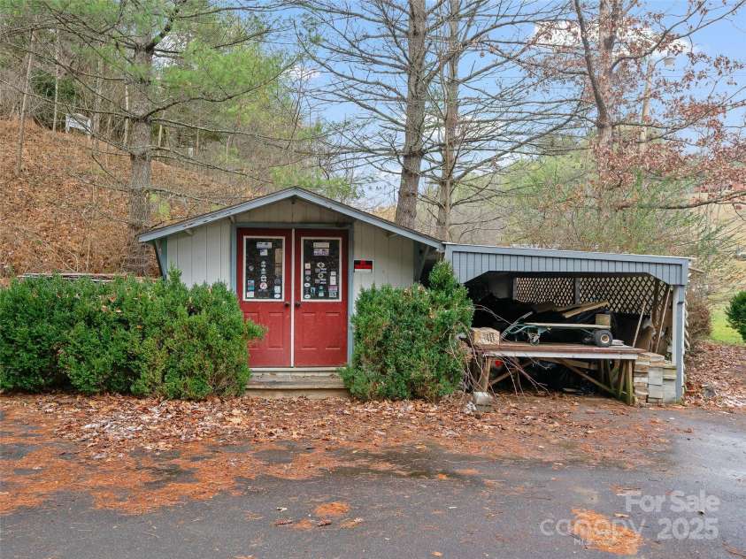 34 McCurry Road, Burnsville, NC 28714.  MLS# CAR4329925, YatesRealty ID 8579. 