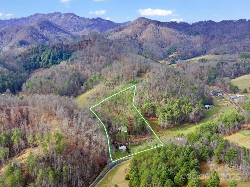 34 McCurry Road, Burnsville, NC 28714.  MLS# CAR4329925, YatesRealty ID 8579. 