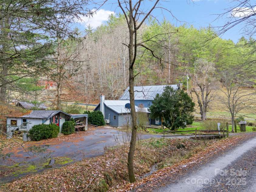 34 McCurry Road, Burnsville, NC 28714.  MLS# CAR4329925, YatesRealty ID 8579. 