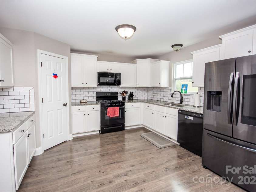164 Vance Farm Drive, Statesville, NC 28625.  MLS# CAR4264659, YatesRealty ID 8580. Kitchen on main level