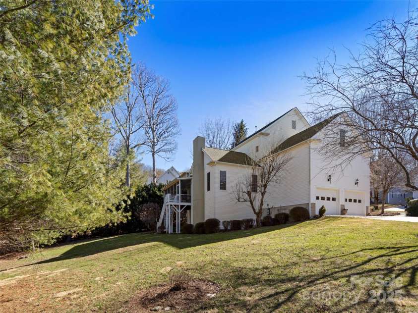 29 White Ash Drive, Asheville, NC 28803.  MLS# CAR4228508, YatesRealty ID 8580. 