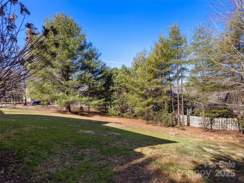 29 White Ash Drive, Asheville, NC 28803.  MLS# CAR4228508, YatesRealty ID 8580. 
