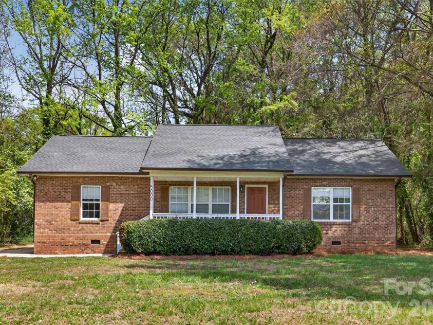 5000 Kerr Lane, Charlotte, NC 28216.  MLS# CAR4365739, YatesRealty ID 8587. 