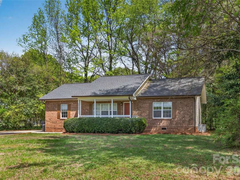 5000 Kerr Lane, Charlotte, NC 28216.  MLS# CAR4365739, YatesRealty ID 8587. 