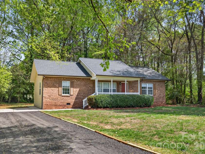 5000 Kerr Lane, Charlotte, NC 28216.  MLS# CAR4365739, YatesRealty ID 8587. 