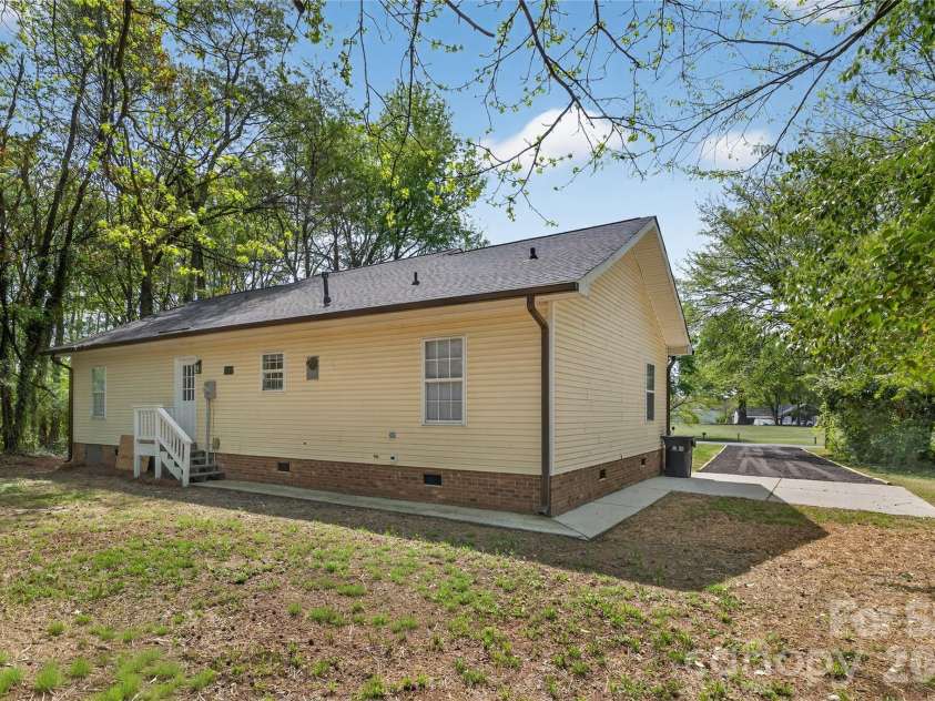 5000 Kerr Lane, Charlotte, NC 28216.  MLS# CAR4365739, YatesRealty ID 8587. 