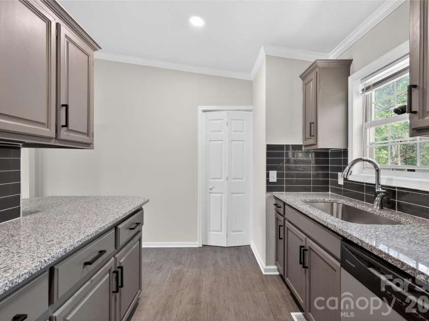 5000 Kerr Lane, Charlotte, NC 28216.  MLS# CAR4365739, YatesRealty ID 8587. 