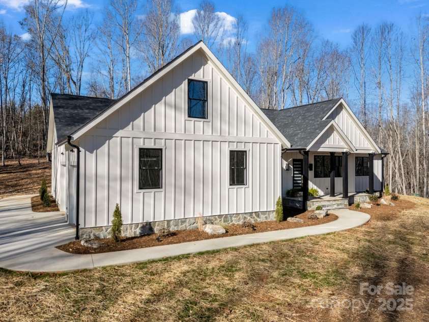 135 Hilltop Street, Morganton, NC 28655.  MLS# CAR4325300, YatesRealty ID 859. 
