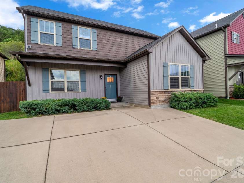 27 Mann Lane, Fletcher, NC 28732.  MLS# CAR4365790, YatesRealty ID 8591. 