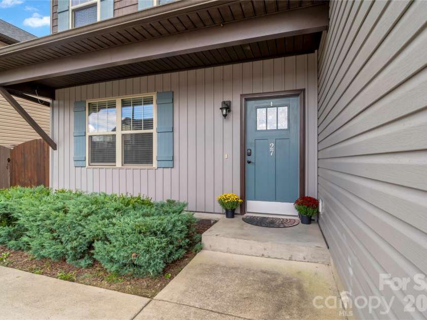 27 Mann Lane, Fletcher, NC 28732.  MLS# CAR4365790, YatesRealty ID 8591. 