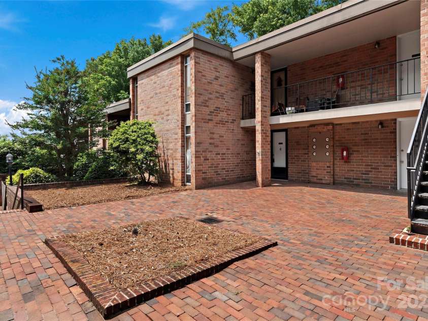 1733 Hawthorne Road, Winston Salem, NC 27103.  MLS# CAR4251766, YatesRealty ID 8593. 