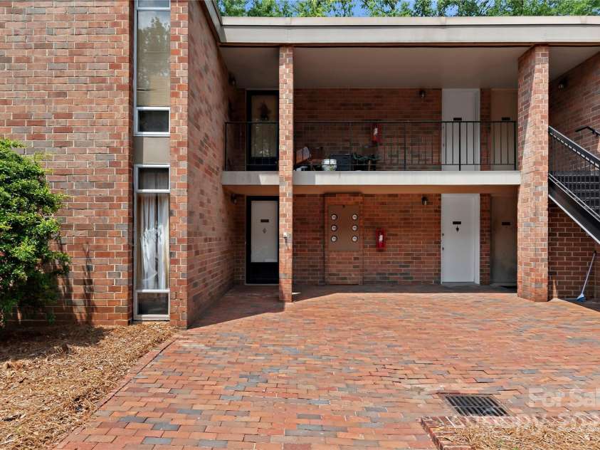 1733 Hawthorne Road, Winston Salem, NC 27103.  MLS# CAR4251766, YatesRealty ID 8593. 