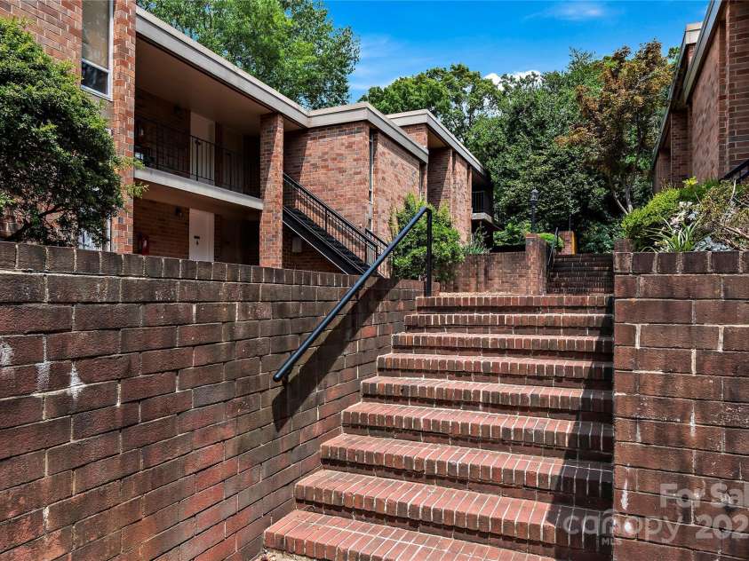 1733 Hawthorne Road, Winston Salem, NC 27103.  MLS# CAR4251766, YatesRealty ID 8593. 