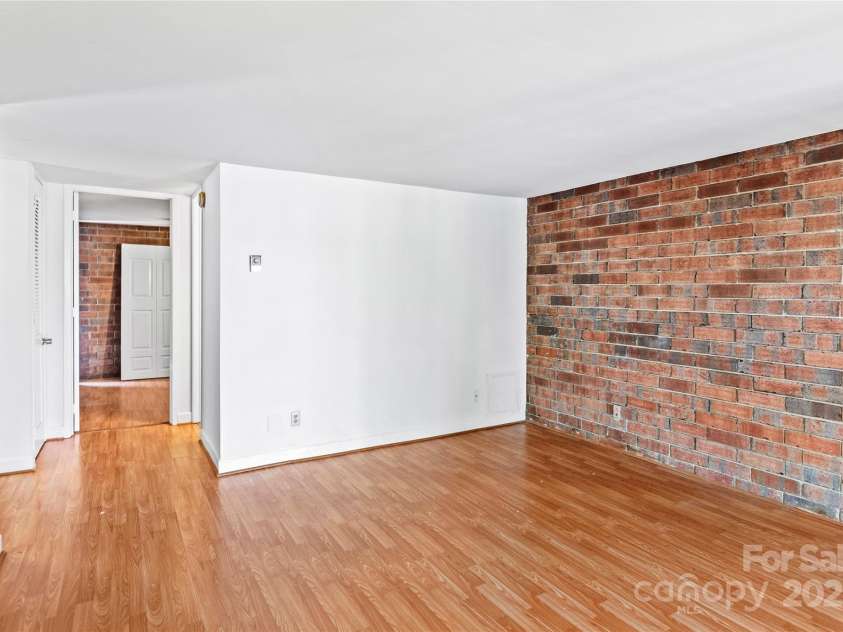 1733 Hawthorne Road, Winston Salem, NC 27103.  MLS# CAR4251766, YatesRealty ID 8593. 