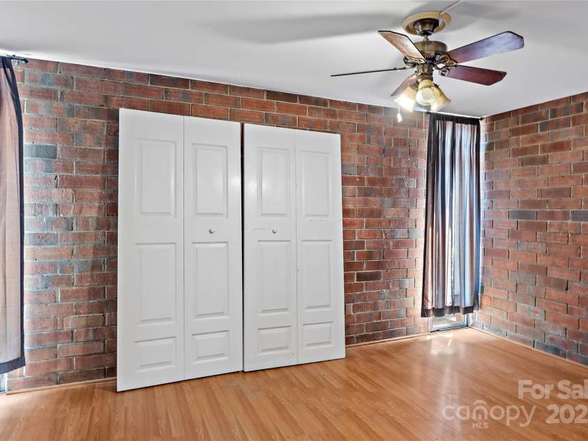 1733 Hawthorne Road, Winston Salem, NC 27103.  MLS# CAR4251766, YatesRealty ID 8593. 