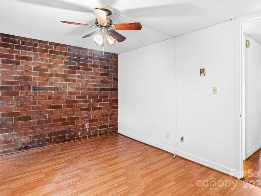 1733 Hawthorne Road, Winston Salem, NC 27103.  MLS# CAR4251766, YatesRealty ID 8593. 