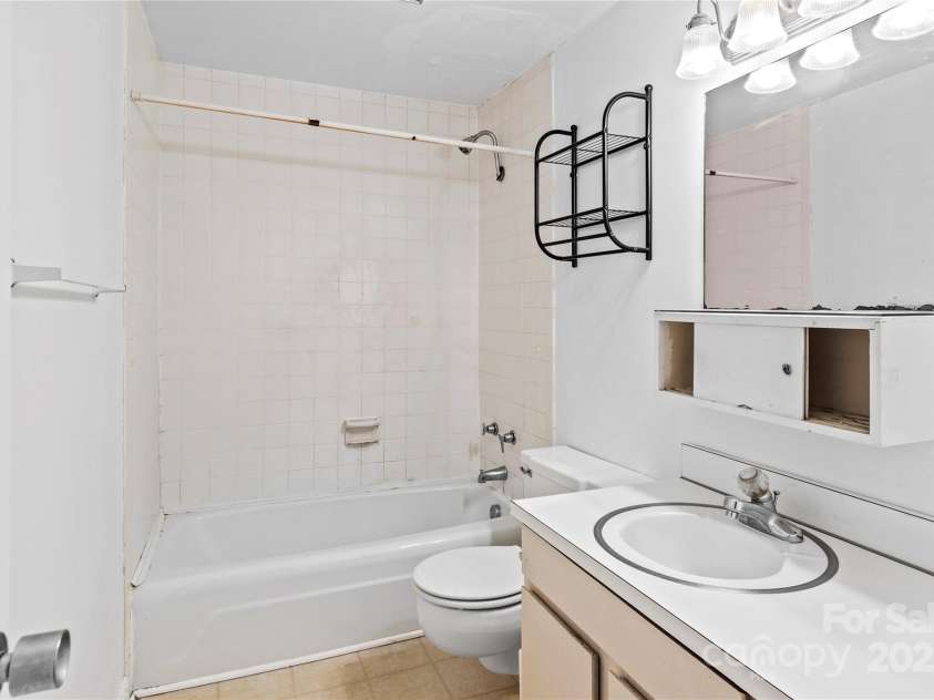 1733 Hawthorne Road, Winston Salem, NC 27103.  MLS# CAR4251766, YatesRealty ID 8593. 