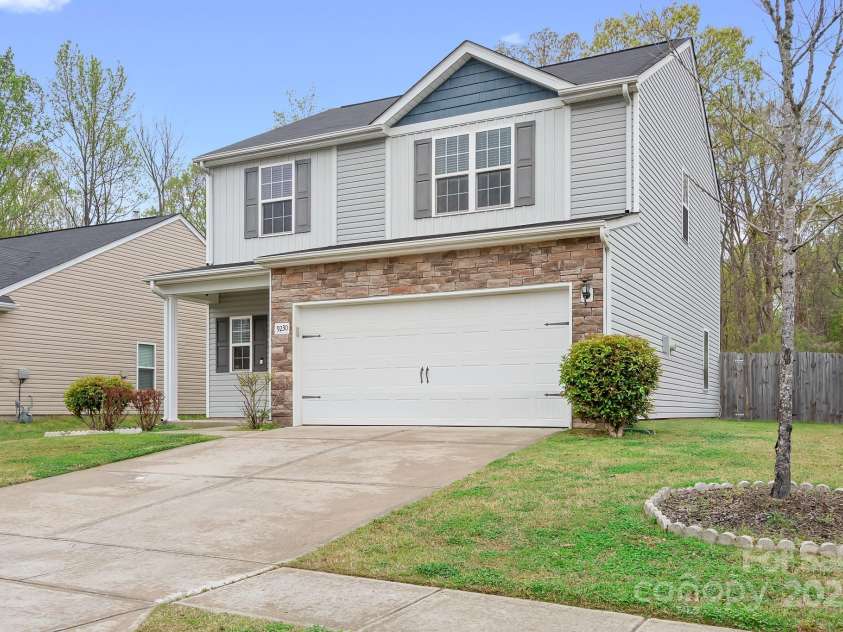 9230 Avery Meadows Drive, Charlotte, NC 28216.  MLS# CAR4241146, YatesRealty ID 8595. 