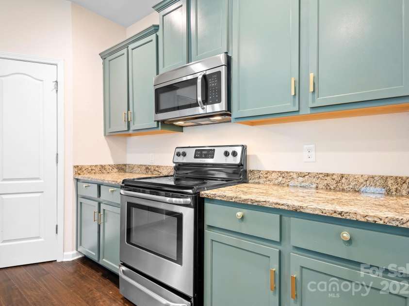 9230 Avery Meadows Drive, Charlotte, NC 28216.  MLS# CAR4241146, YatesRealty ID 8595. 