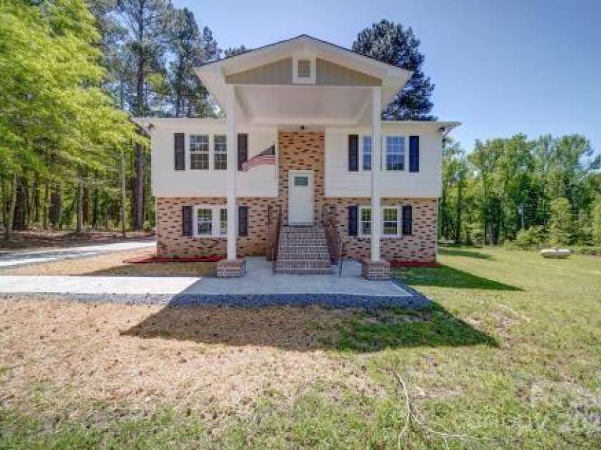 600 Burns Street, Wadesboro, NC 28170.  MLS# CAR4248339, YatesRealty ID 8596. 