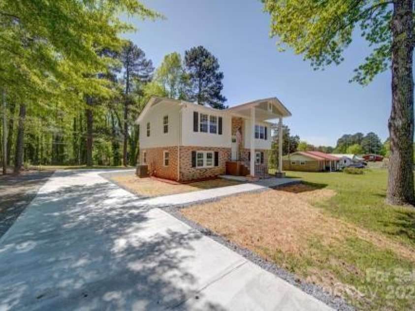 600 Burns Street, Wadesboro, NC 28170.  MLS# CAR4248339, YatesRealty ID 8596. 