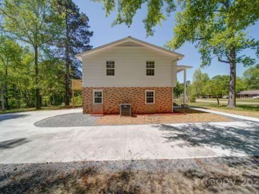600 Burns Street, Wadesboro, NC 28170.  MLS# CAR4248339, YatesRealty ID 8596. 