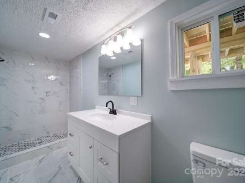 600 Burns Street, Wadesboro, NC 28170.  MLS# CAR4248339, YatesRealty ID 8596. Primary bath