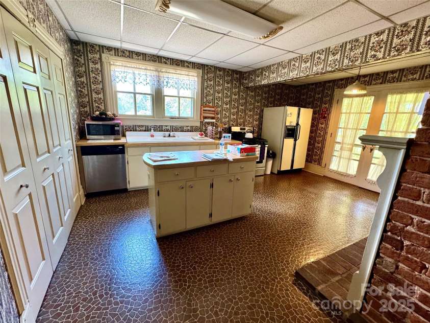 4689 Lakeview Acres Road, Valdese, NC 28690.  MLS# CAR4260635, YatesRealty ID 8599. 