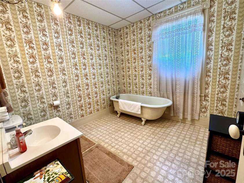 4689 Lakeview Acres Road, Valdese, NC 28690.  MLS# CAR4260635, YatesRealty ID 8599. 