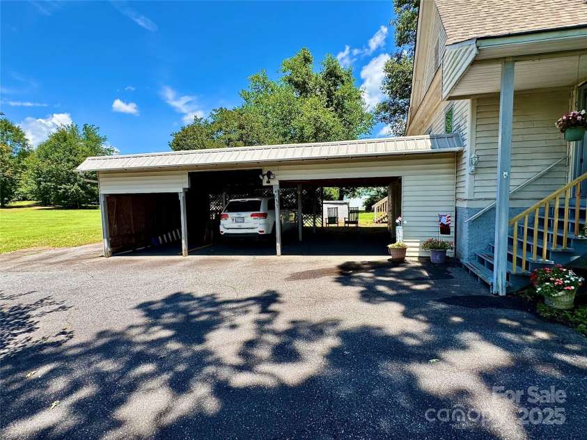 4689 Lakeview Acres Road, Valdese, NC 28690.  MLS# CAR4260635, YatesRealty ID 8599. 