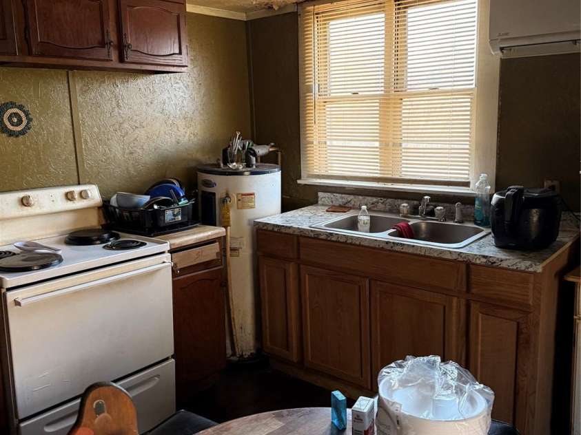 1418 Huggins Street, Statesville, NC 28677.  MLS# CAR4324884, YatesRealty ID 860. 