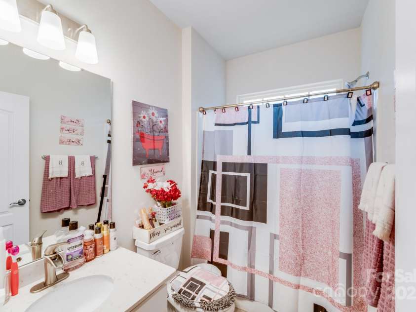 16812 Lookout Landing Lane, Charlotte, NC 28278.  MLS# CAR4218167, YatesRealty ID 860. Bathroom 1