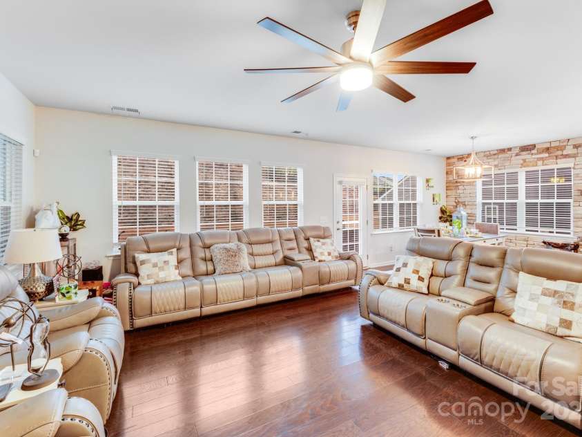 16812 Lookout Landing Lane, Charlotte, NC 28278.  MLS# CAR4218167, YatesRealty ID 860. Family room can accommodate 2 large sofas and more.