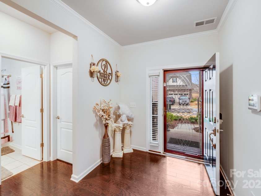 16812 Lookout Landing Lane, Charlotte, NC 28278.  MLS# CAR4218167, YatesRealty ID 860. Foyer