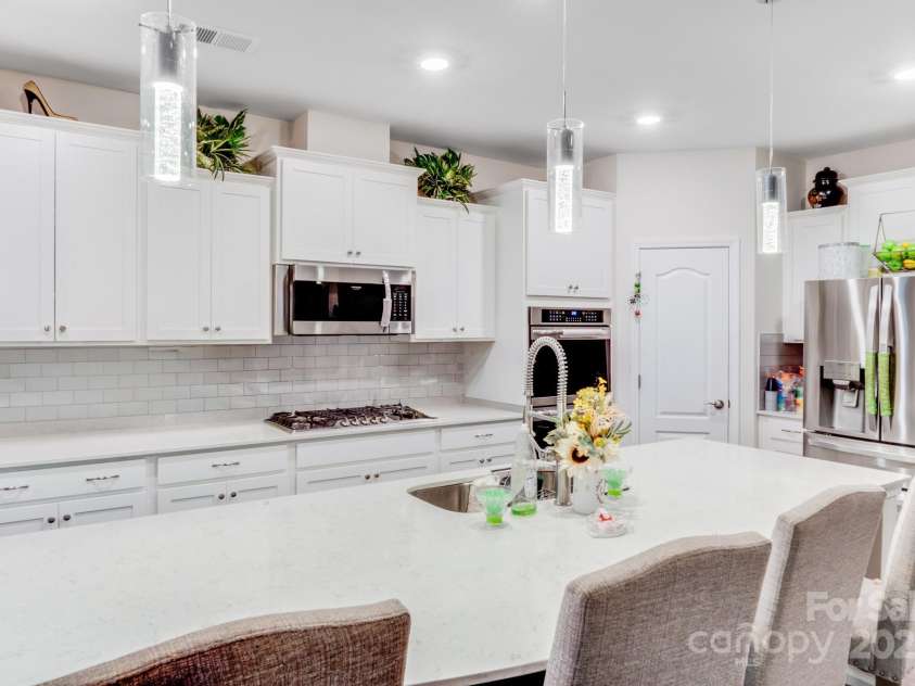 16812 Lookout Landing Lane, Charlotte, NC 28278.  MLS# CAR4218167, YatesRealty ID 860. Gourmet Kitchen